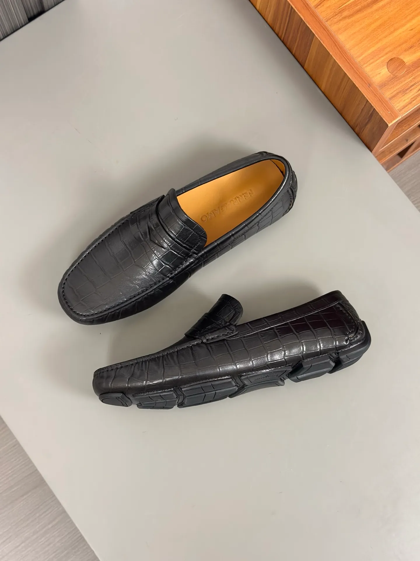 Batch 840, original order quality, new counter model, Ferragamo handmade men's driving shoes, bean shoes, slip-on shoes, lazy shoes, exquisite hand-stitching, workmanship details comparable to counters, original rubber outsole, imported cowhide from Italy, pressed water corrugated water-dyed cowhide lining, 39-44 large quantities in stock (38, 45 custom-made, non-refundable)